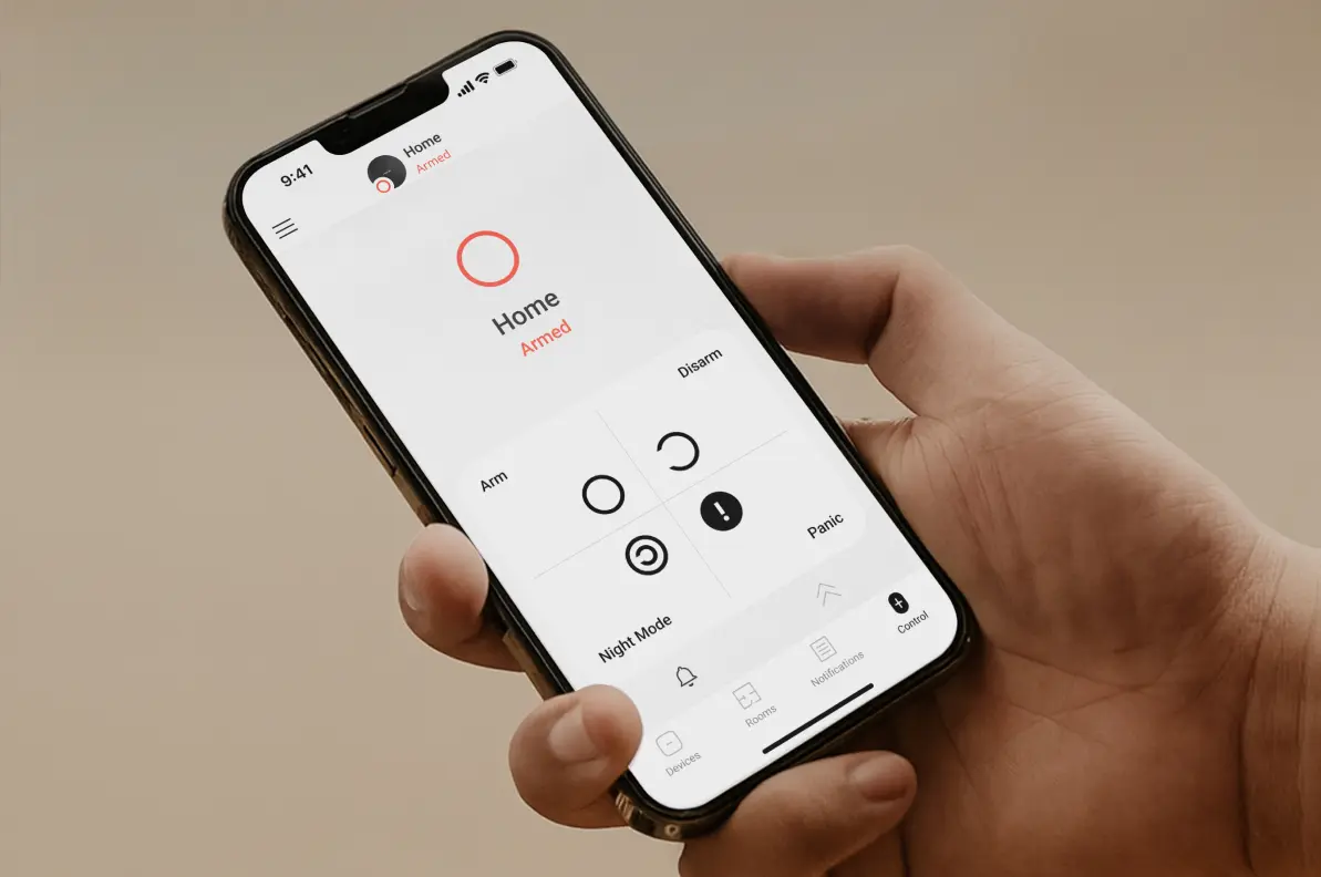 Persona che guarda uno smartphone con un'app di sicurezza