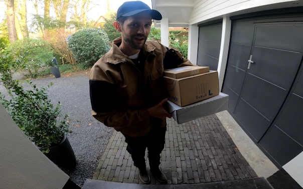 Video von einer Person, die an einer Tür klingelt, um ein Paket auszuliefern