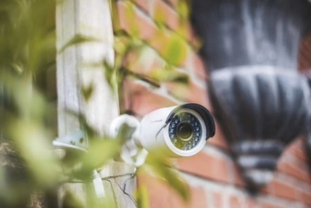 Überwachungskamera an einem Haus