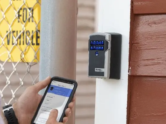 Connected wall-mounted key box