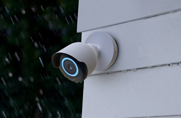 Überwachungskamera außerhalb eines Hauses